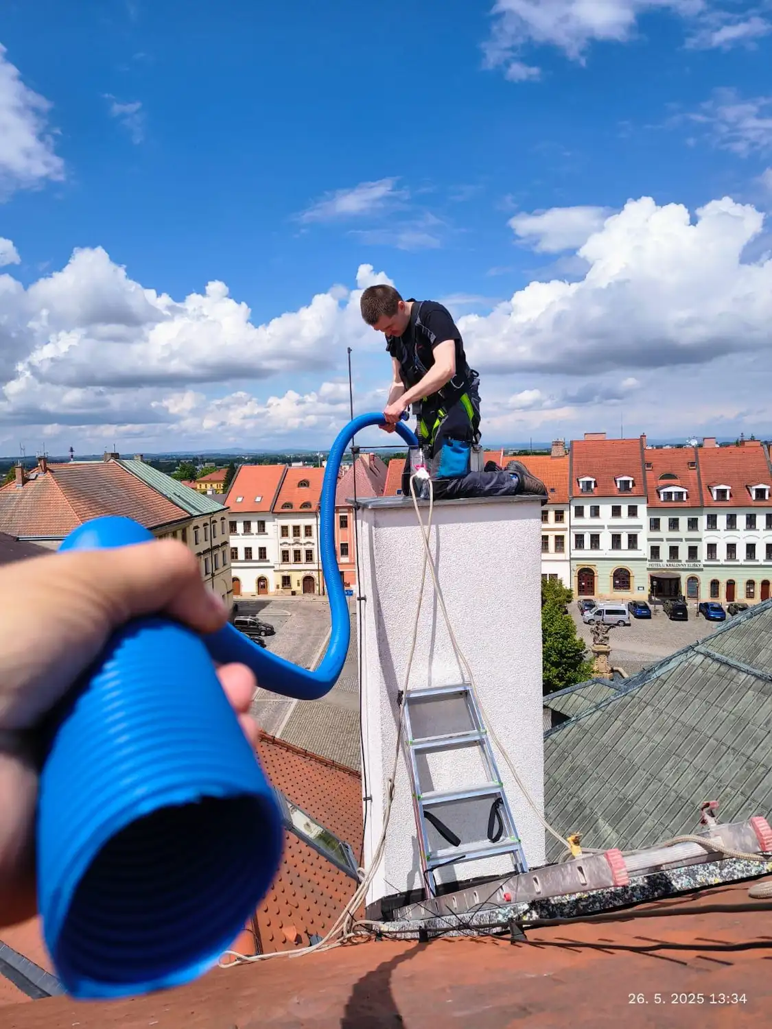 Vložkování komínu flexibilním kouřovodem pro kondenzační kotel – realizace STT s.r.o.