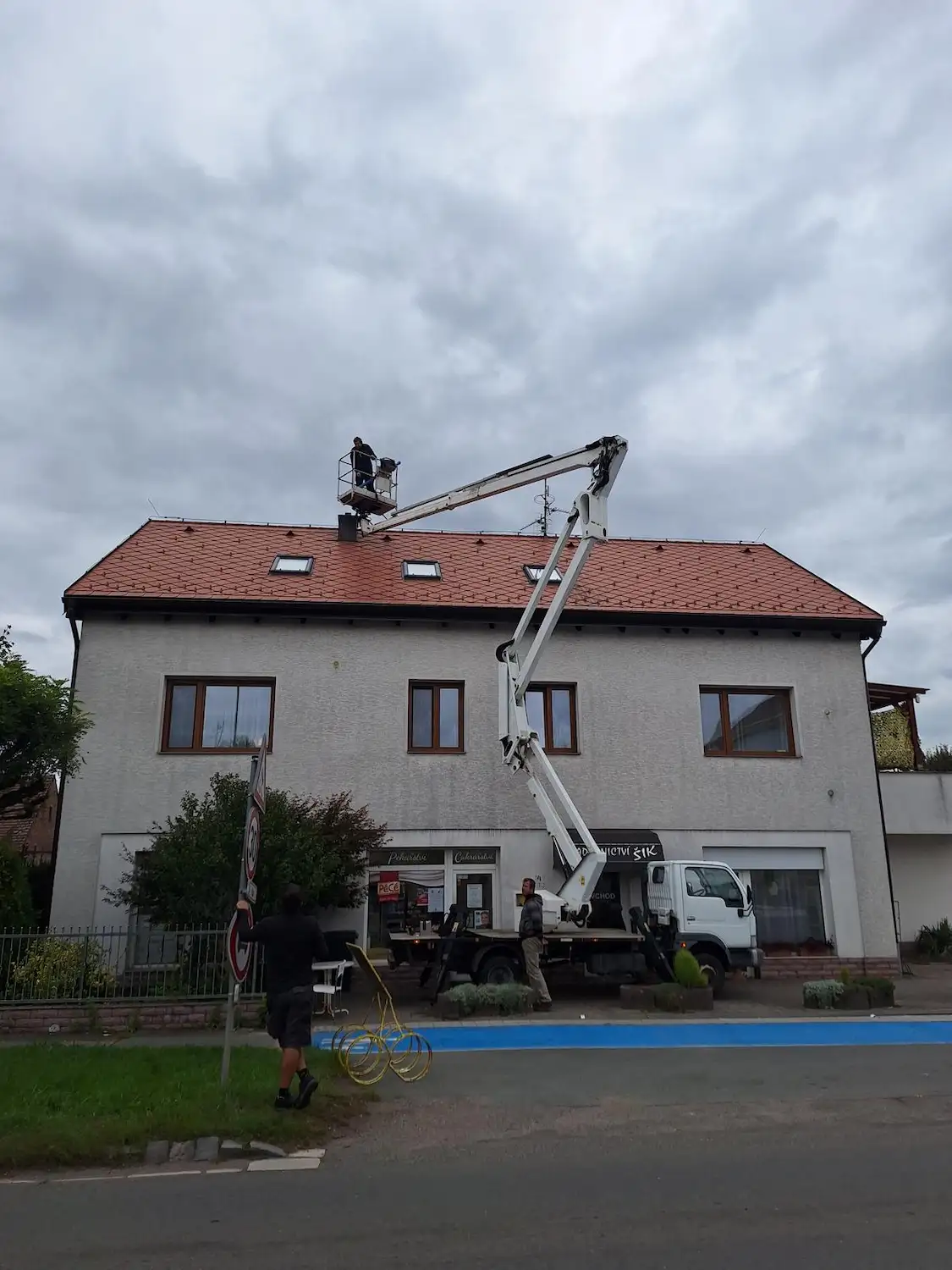 Montážní plošina při práci na střeše s nepochozí krytinou a obtížným přístupem – STT s.r.o.